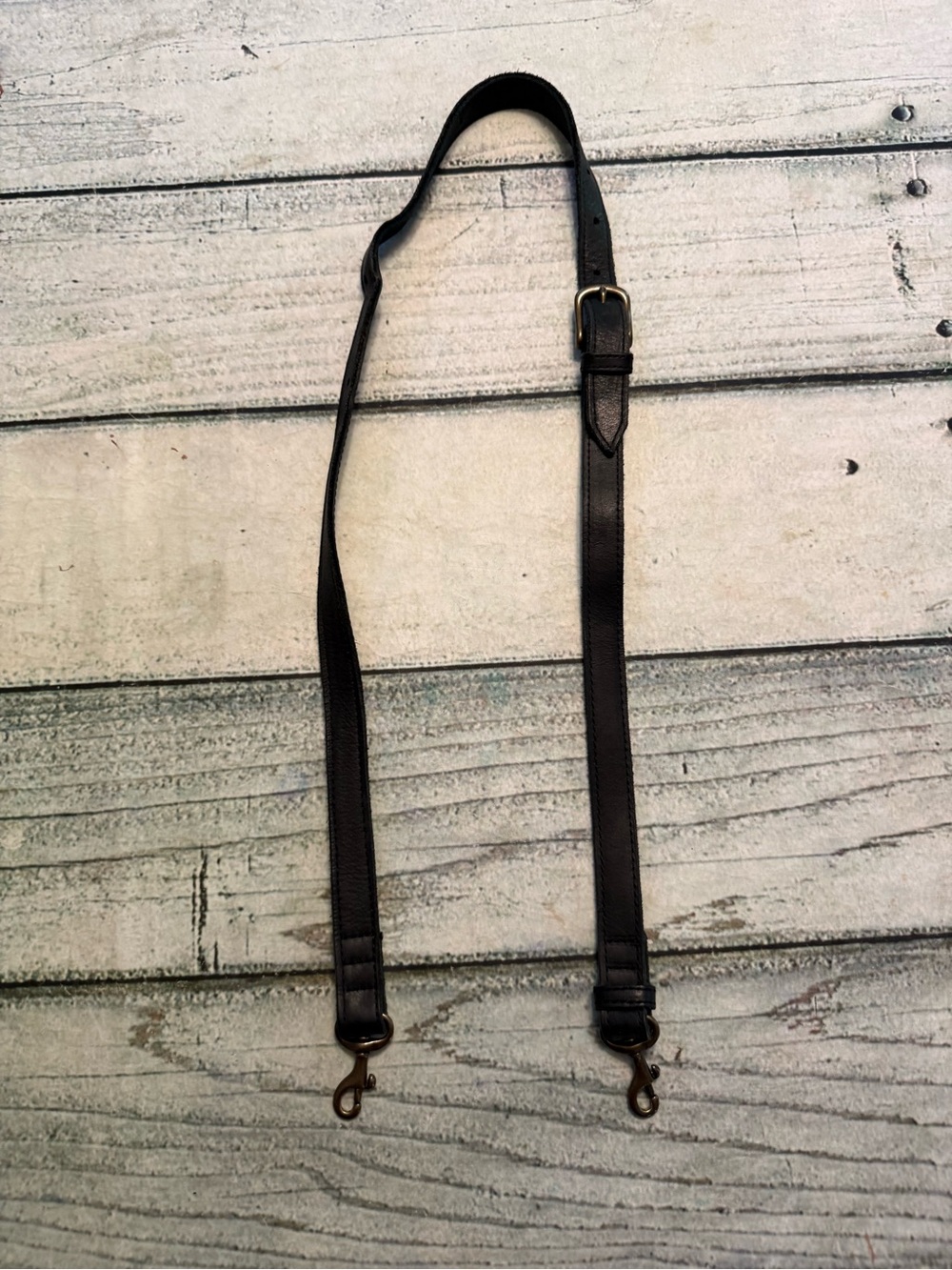 Able black leather purse strap.
